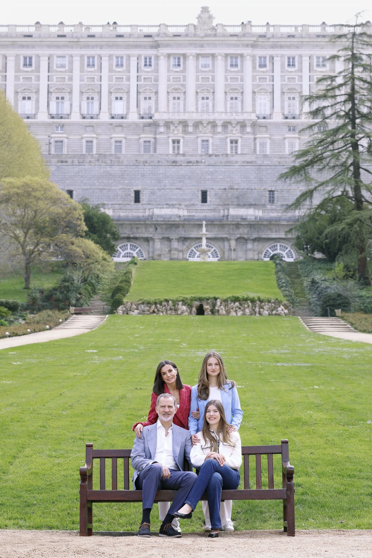 Para celebrar el 20 aniversario de boda de los Reyes, la Casa Real distribuyó unas fotografías oficiales de Felipe VI y Doña Letizia junto a sus hijas en los Jardines del Moro del Palacio Real 