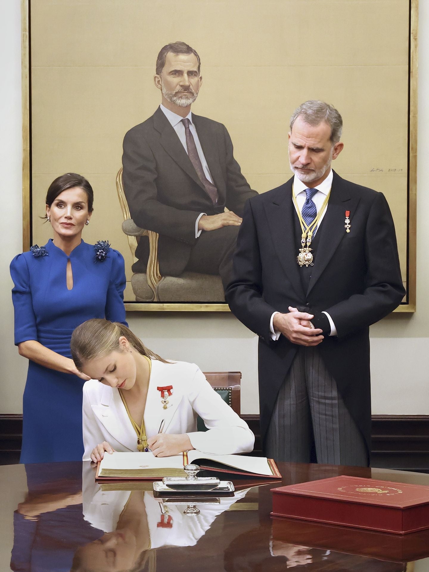 La princesa de Asturias firma el Libro de Honor del Congreso ante los Reyes tras jurar la Carta Magna como heredera de la Corona ante las Cortes Generales