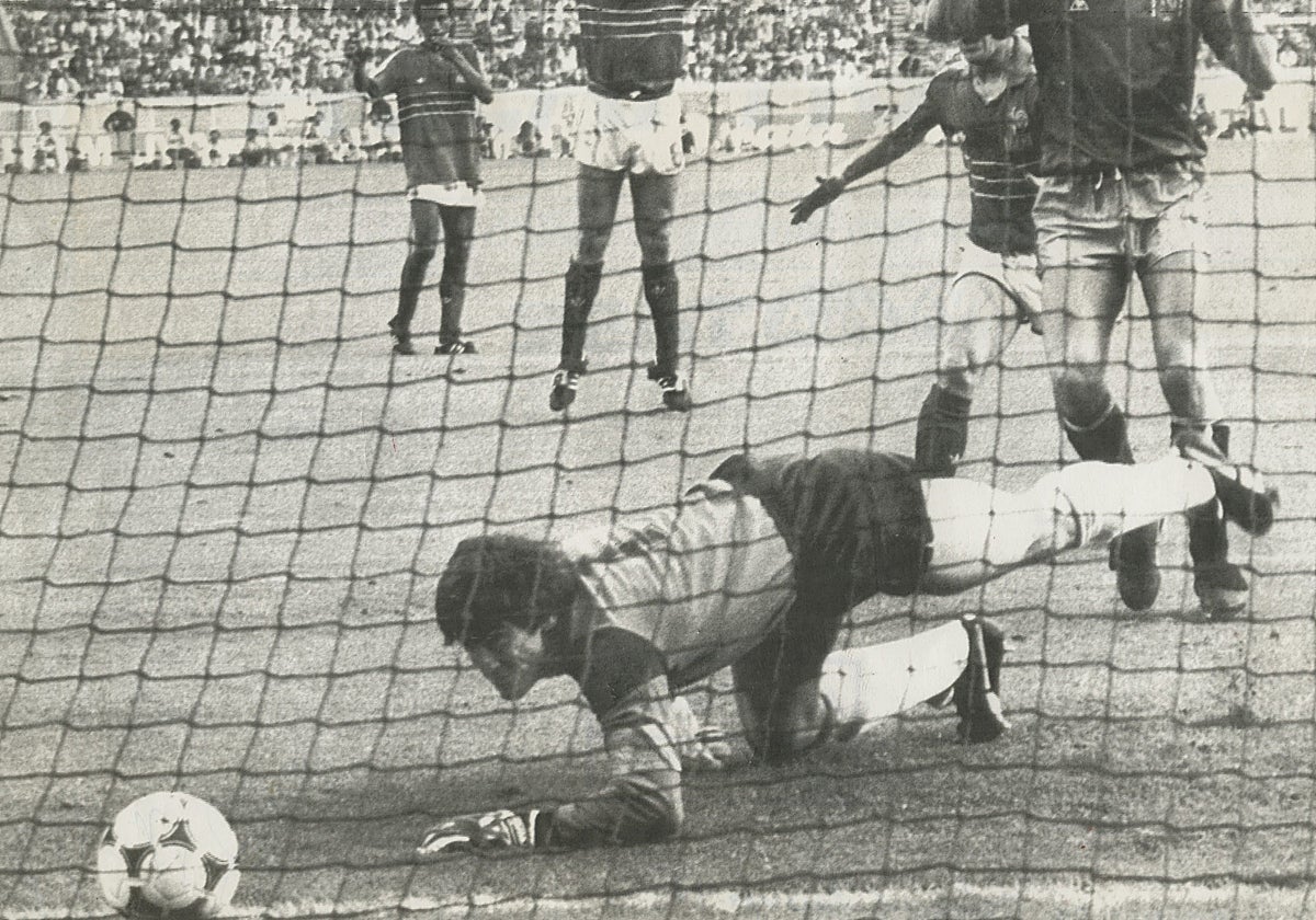 Arconada ante aquella fatal acción contra Francia en la final de la Eurocopa de 1984