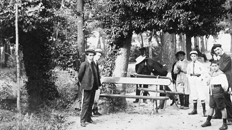 Curiosos observan la inscripción en el árbol de El Retiro