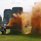 Detenidos dos ecologistas por rociar con pintura naranja el yacimiento prehistórico británico de Stonehenge