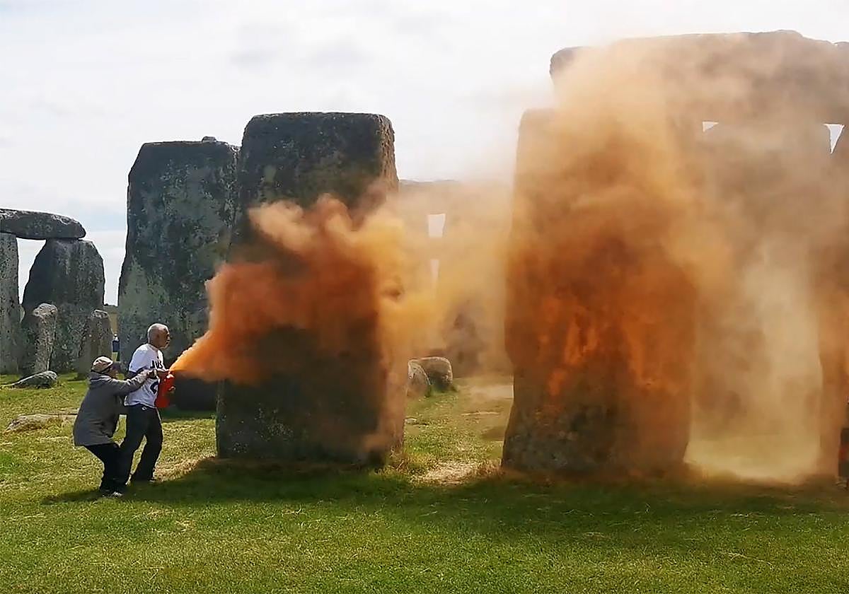 Dos activistas cubren de pintura naranja Stonehenge