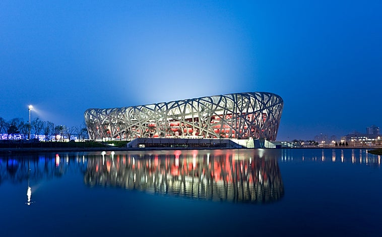 Imagen principal - De arriba abajo, Estadio Nacional de Pekín(2008), de Herzog & De Meuron; Escuela Secundaria de Gando, en Burkina Faso (2021), de Kéré Architecture; y M+ Museum, en Hong Kong (2022), de Herzog & de Meuron