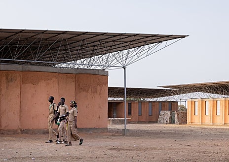 Imagen secundaria 1 - De arriba abajo, Estadio Nacional de Pekín(2008), de Herzog & De Meuron; Escuela Secundaria de Gando, en Burkina Faso (2021), de Kéré Architecture; y M+ Museum, en Hong Kong (2022), de Herzog & de Meuron