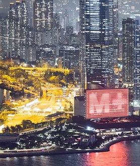 Imagen secundaria 2 - De arriba abajo, Estadio Nacional de Pekín(2008), de Herzog & De Meuron; Escuela Secundaria de Gando, en Burkina Faso (2021), de Kéré Architecture; y M+ Museum, en Hong Kong (2022), de Herzog & de Meuron