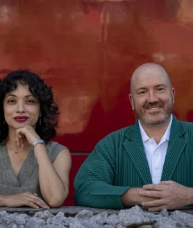 Imagen secundaria 2 - Los nuevos responsables del Museo Reina Sofía posan para nuestro fotógrafo. Ambos ríen cuand odescubren que están haciendo las mismas poses: «Para que veas lo compenetrados que estamos»