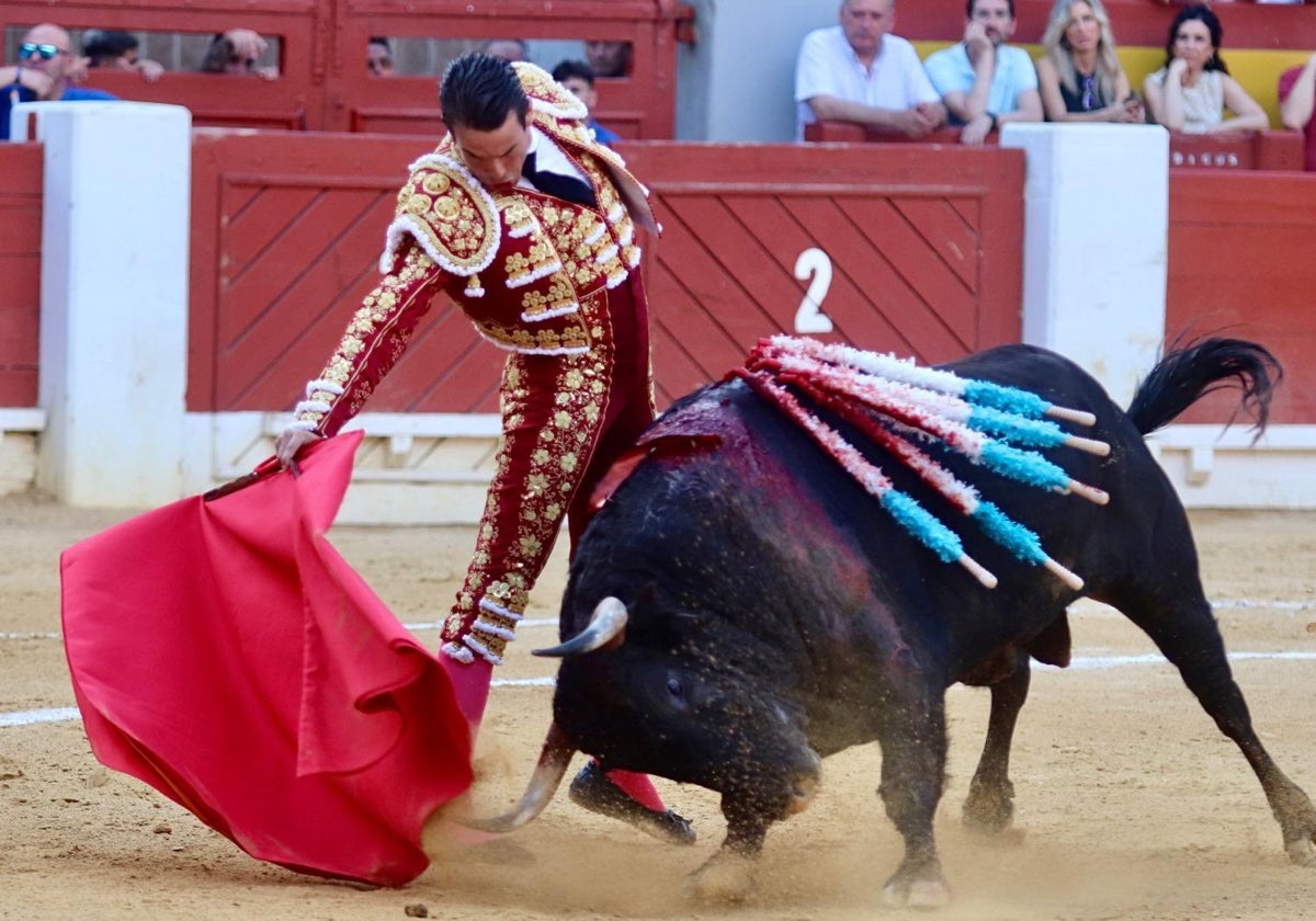 El diestro alicantino José María Manzanares lidia un toro este sábado