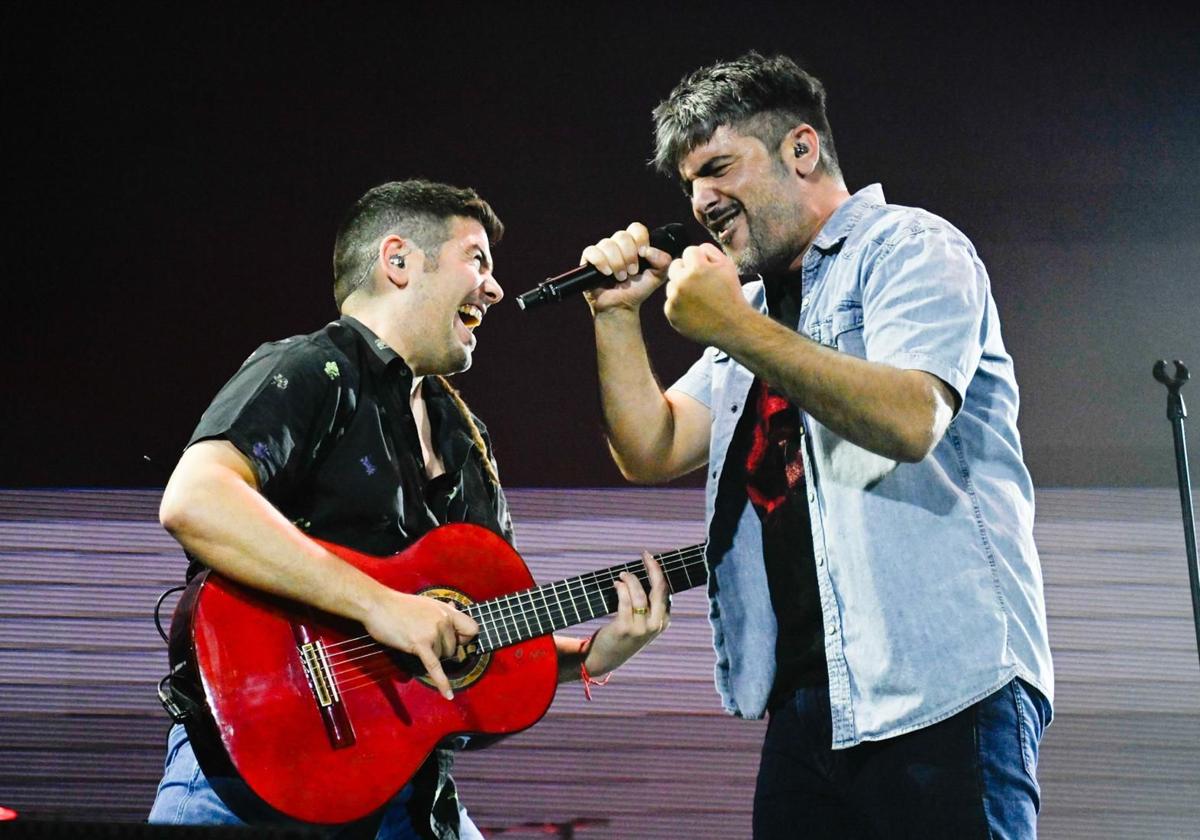 Estopa durante su concierto en el Metropolitano