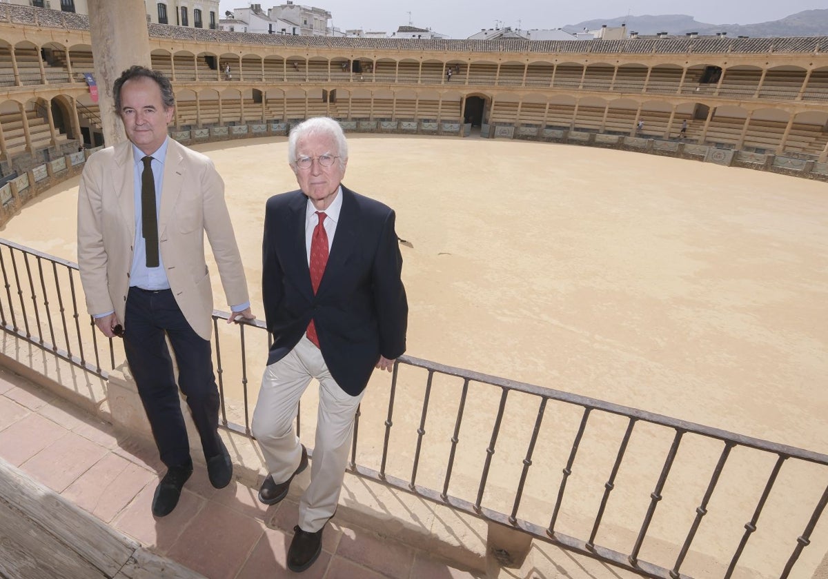 Ignacio Herrera y Rafael Atienza, en el graderío de la Plaza de Toros de Ronda