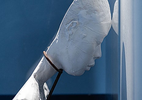 Imagen secundaria 1 - en las imágenes, distintos detalles del montaje de 'Réquiem por la Humanidad', en La Casa Encendida