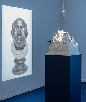 Imagen secundaria 2 - en las imágenes, distintos detalles del montaje de 'Réquiem por la Humanidad', en La Casa Encendida