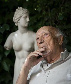 Imagen secundaria 2 - Manuel Vicent encargó su Venus a la Real Academia de Bellas Artes de San Fernando. «La pedi sin brazos. La ruina es bella», cuenta.