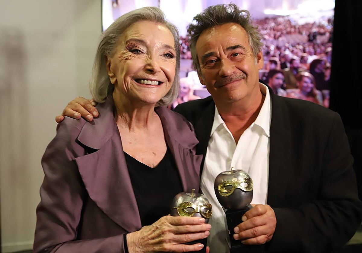Nuria Espert y Eduard Fernández, con sus galardones