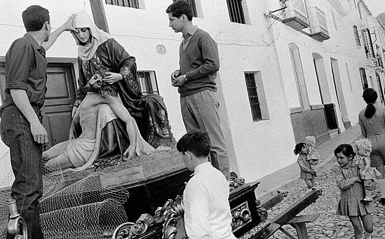 Imagen principal - De arriba abajo, 'Semana Santa, Málaga, España' (1967); 'Londres, Inglaterra' (1967) y 'Londres, Inglaterra' (1966)