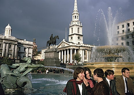 Imagen secundaria 1 - De arriba abajo, 'Semana Santa, Málaga, España' (1967); 'Londres, Inglaterra' (1967) y 'Londres, Inglaterra' (1966)