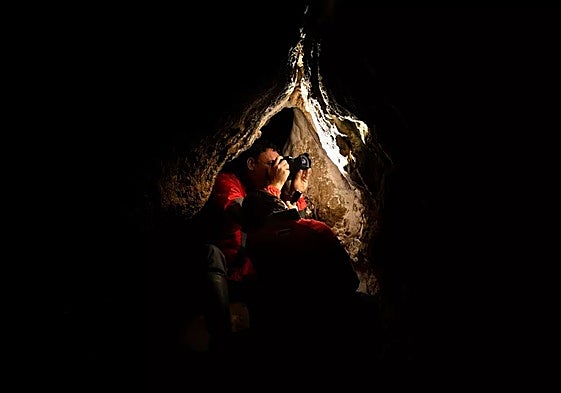 Trabajos de documentación gráfica del arte rupestre en Simanya Gran