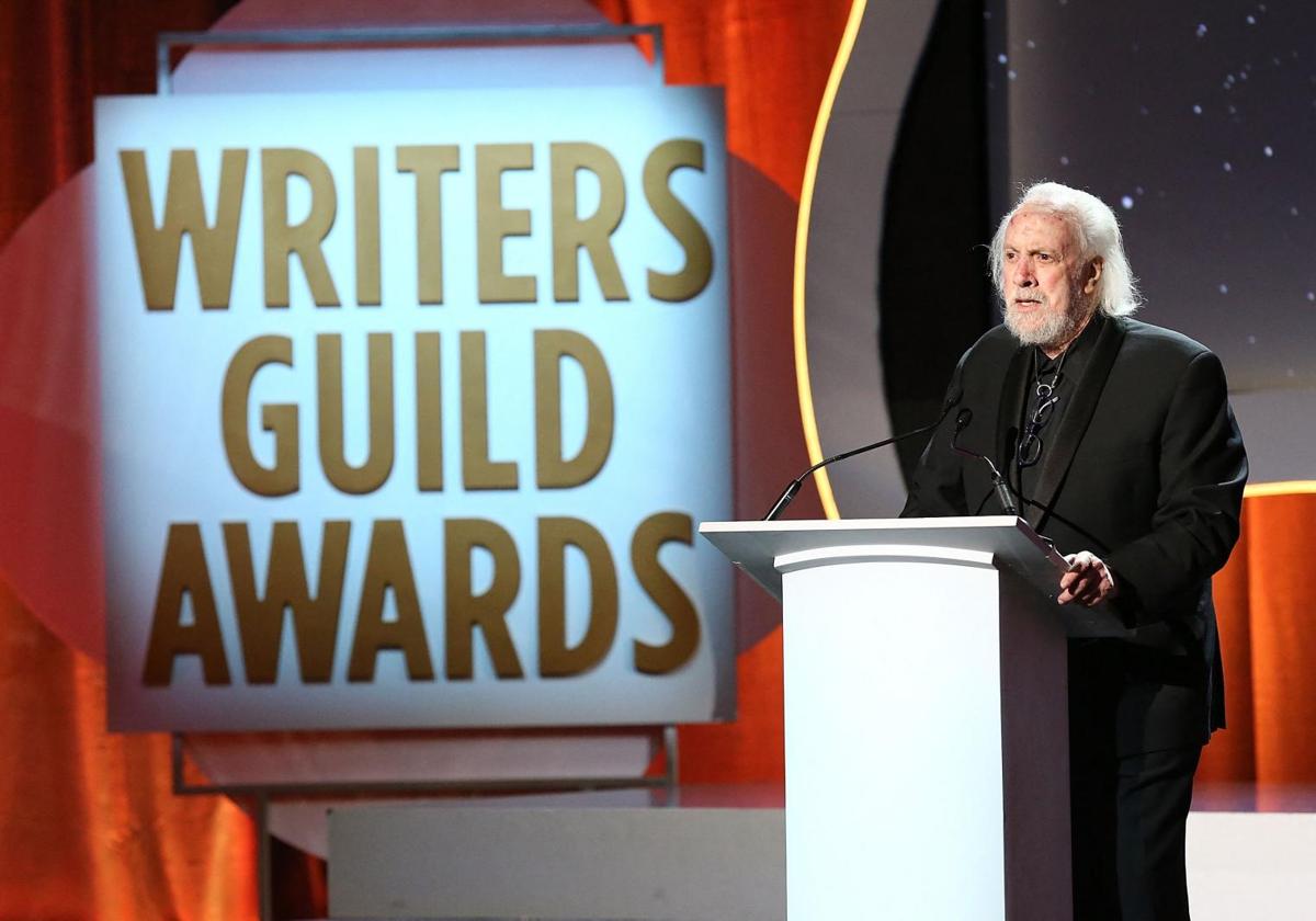 El guionista y director Robert Towne en el escenario durante la ceremonia de entrega de los premios 2016 Writers Guild Awards