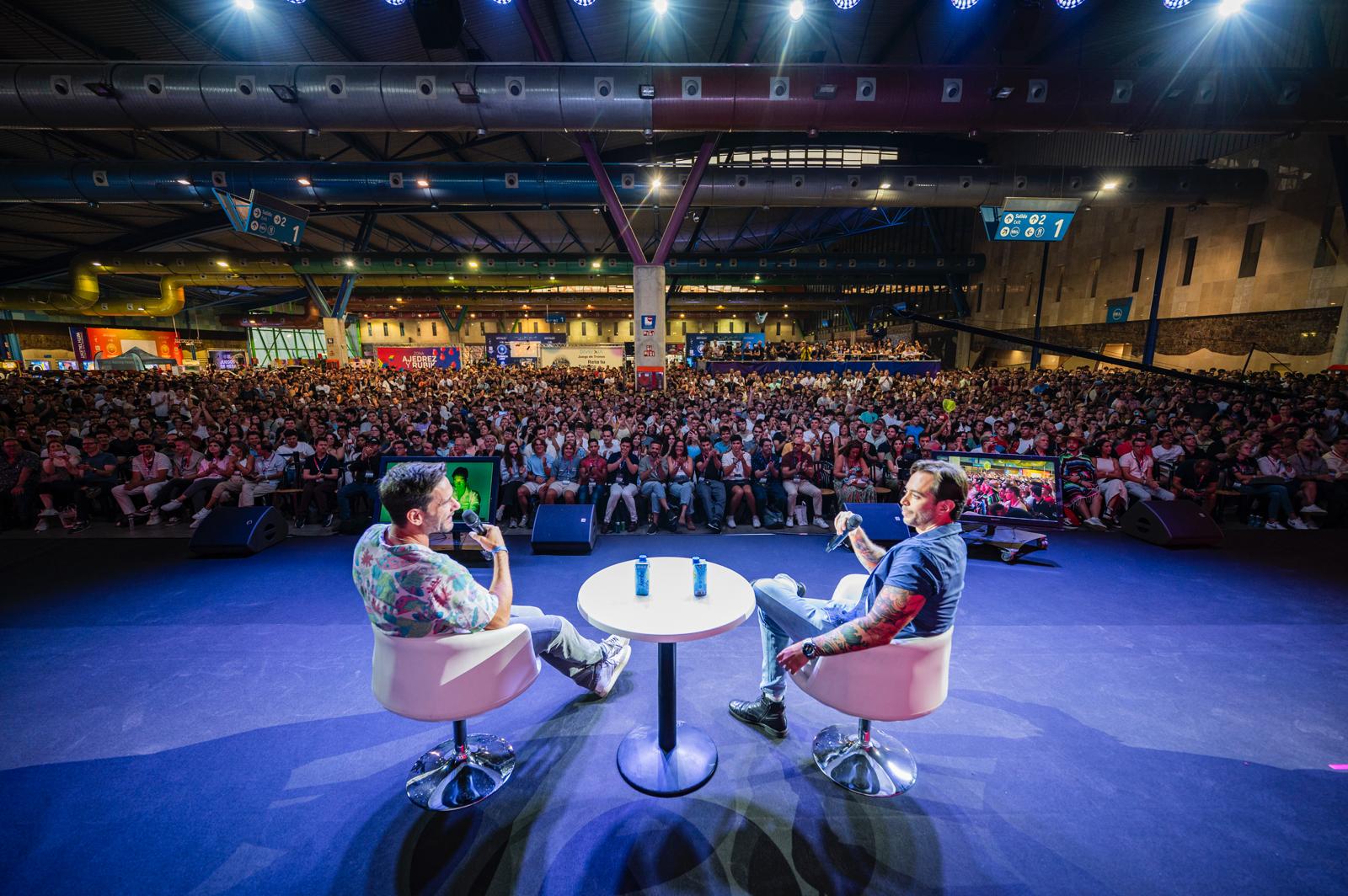 Las entrevistas no han muerto: miles de jóvenes asisten a la conversación  de Jordi Wild con un físico