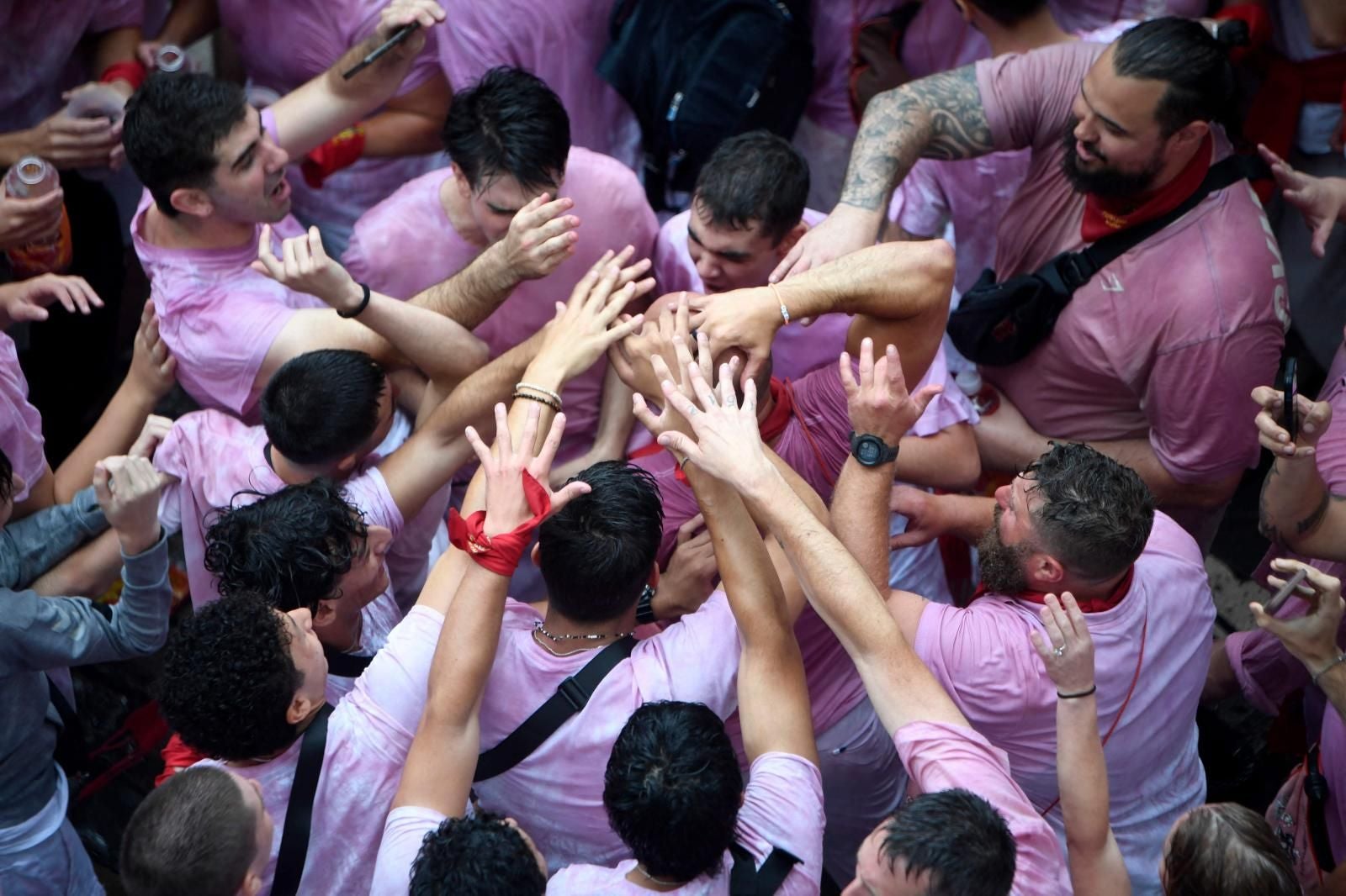 Una cuadrilla disfrutando de la fiesta y la alegría en medio de la plaza del Ayuntamiento.