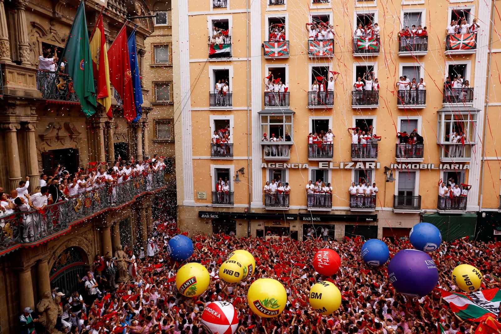 A pesar del tiempo inestable, la plaza del Ayuntamiento estaba llena a más no poder. De hecho, se espera una gran afluencia a los festejos de este año al caer 6 y 7 de julio en fin de semana.