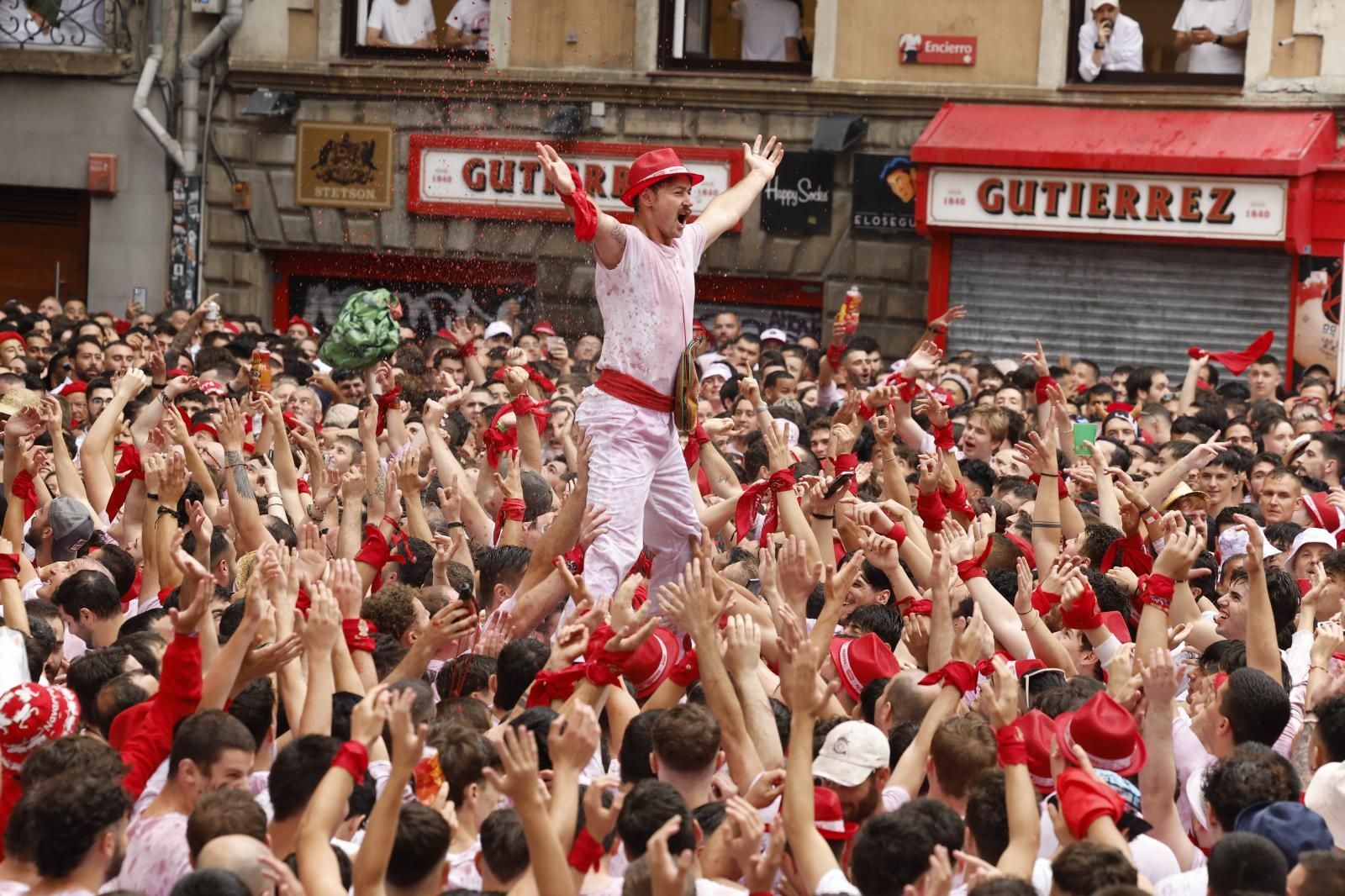 El cielo nublado y la lluvia que ha caído en Pamplona durante la mañana no ha impedido que miles de personas se hayan congregado en el centro de Pamplona para vibrar con el inicio de la fiesta.