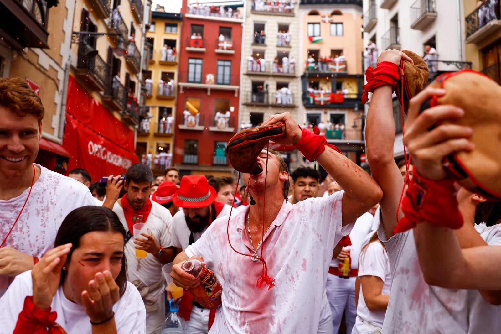 Además de ropa de blanco y pañuelos rojos, el vino (en bota, botellas o tetrabricks) ha sido el gran protagonista de la mañana.