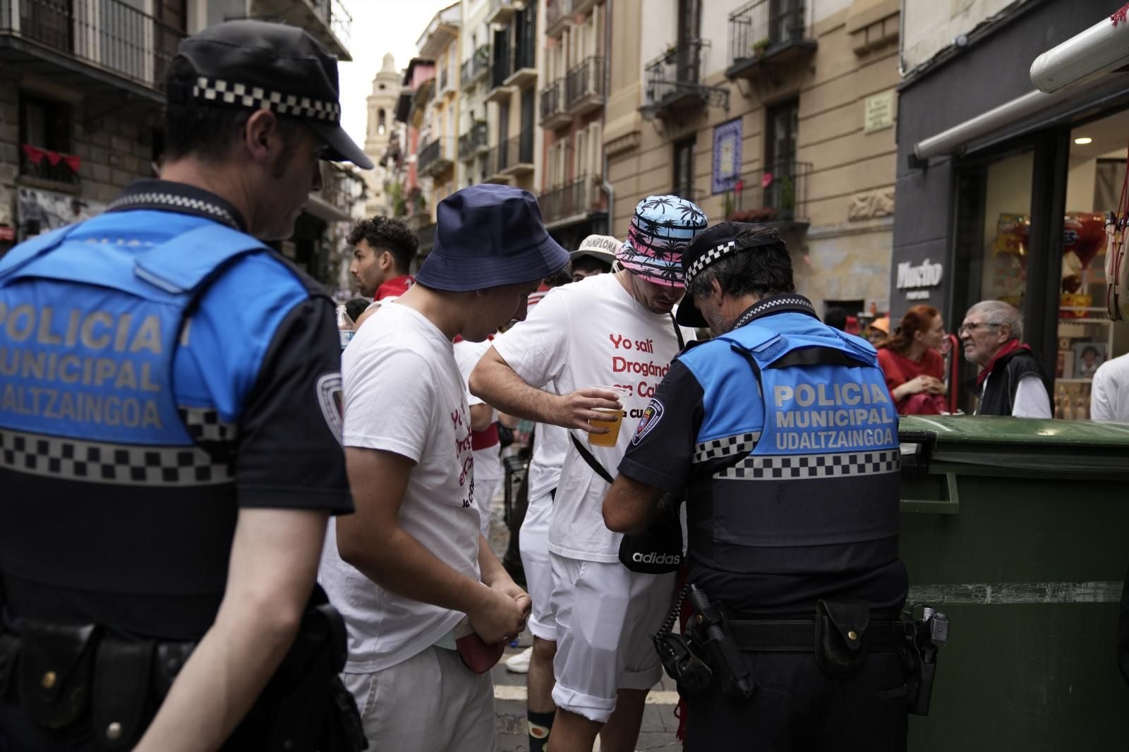 La policía se ha encargado de vigilar que la gente que accedía a la plaza no llevara objetos peligrosos.