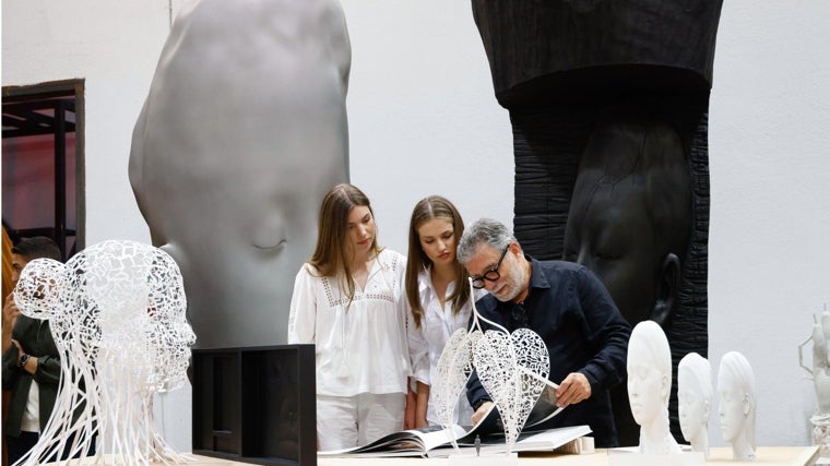 Jaume Plensa muestra a Doña Leonor y Doña Sofía un libro con sus obras, que regaló a la Heredera de la Corona