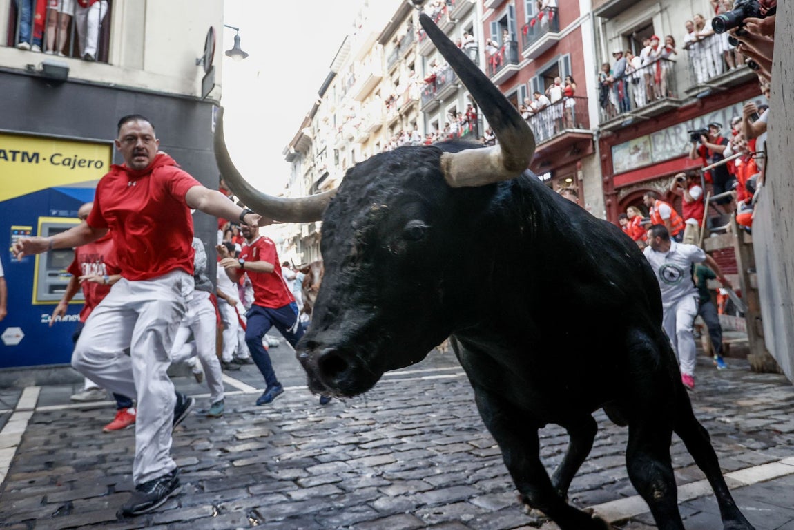 Un corredor junto a un astado