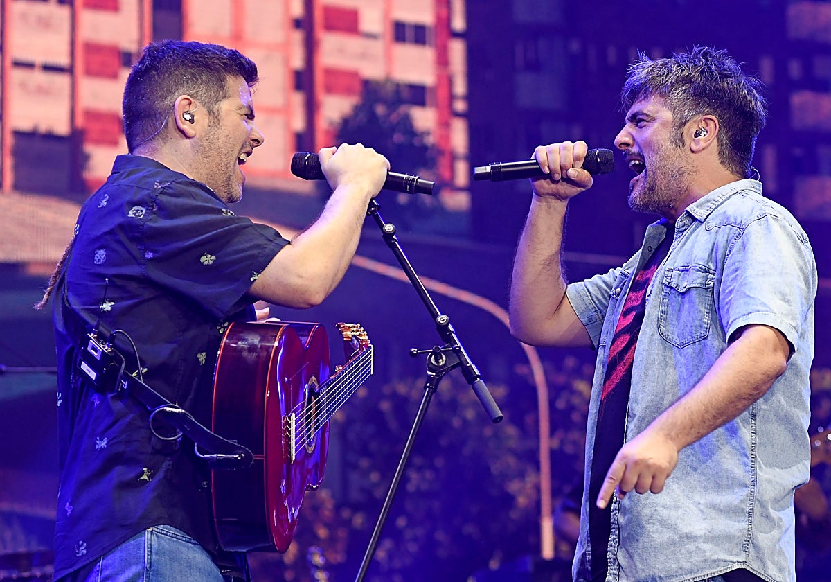 José y David Muñoz durante el concierto de Estopa en el Estadi Olímpic