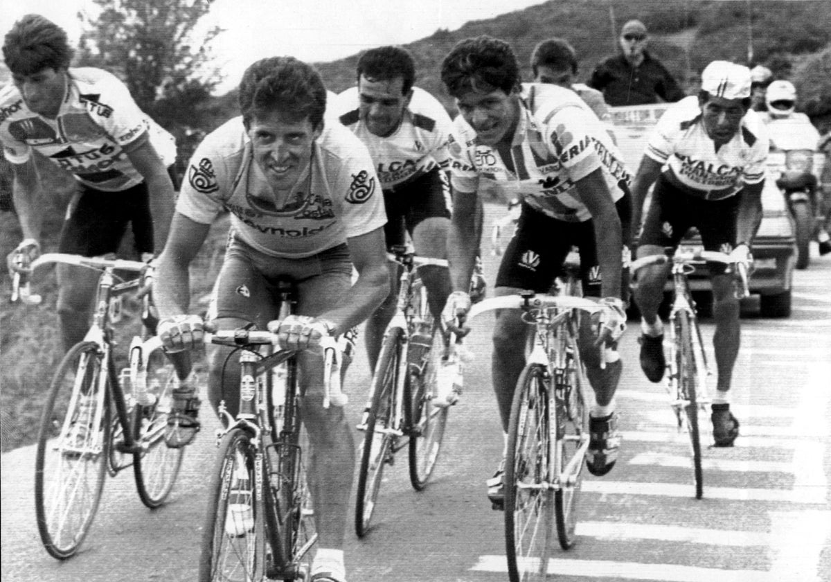 Perico Delgado tirando en la subida a los Lagos de Covadonga en la Vuelta a España de ese mismo año