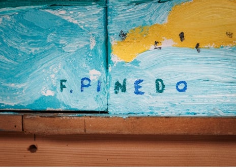 Imagen secundaria 1 - De arriba abajo, el pintor ante su obra; detalle de la firma en el linezo, con las letras del tamaño de una nuez; y Pinedo subido al andamio