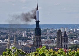 El incendio desatado en la catedral de Ruan, controlado