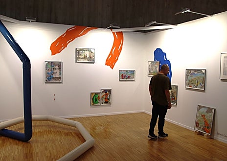 Imagen secundaria 1 - De arriba abajo, Estefanía Martín Sáenz, en el estand de Llamazares Galería; un hombre se detiene en el espacio de Gabinete de Dibujos; y dos operarios ultiman montaje de Lúa Gándara en Modis Operandi