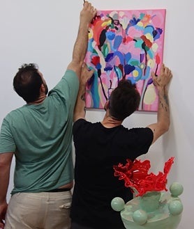 Imagen secundaria 2 - De arriba abajo, Estefanía Martín Sáenz, en el estand de Llamazares Galería; un hombre se detiene en el espacio de Gabinete de Dibujos; y dos operarios ultiman montaje de Lúa Gándara en Modis Operandi