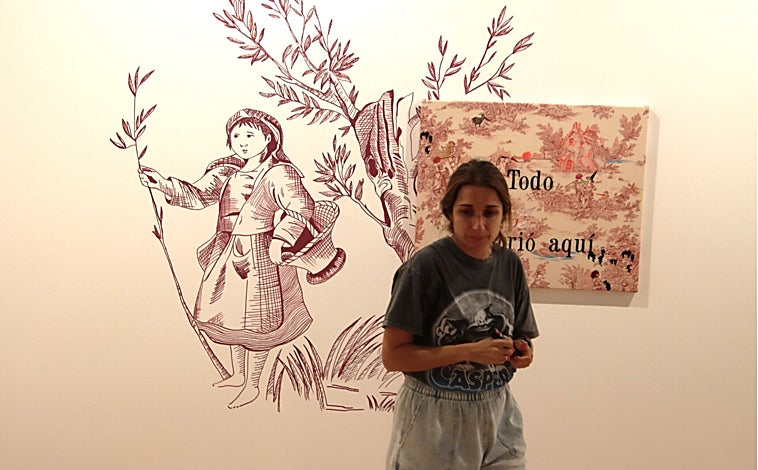 Imagen principal - De arriba abajo, Estefanía Martín Sáenz, en el estand de Llamazares Galería; un hombre se detiene en el espacio de Gabinete de Dibujos; y dos operarios ultiman montaje de Lúa Gándara en Modis Operandi