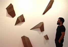 El artista Daniel Martín Corona en el estand de Ángeles Baños