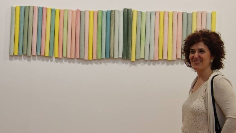 L'artiste Ruth Morán au stand de la Galerie Ángeles Baños