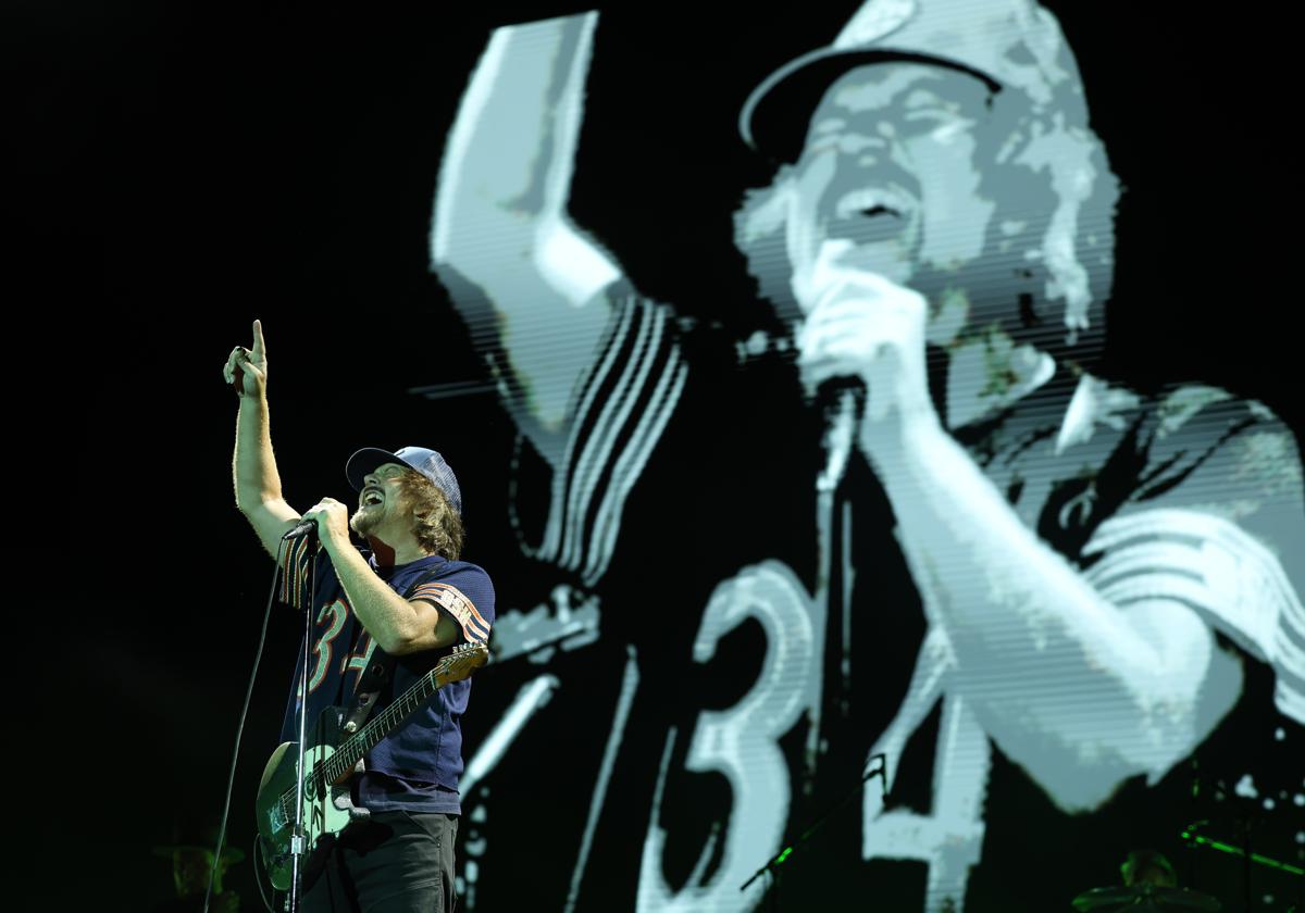 El cantante del grupo estadounidense Pearl Jam, Eddie Vedder, durante su actuación hoy jueves en el Festival Mad Cool