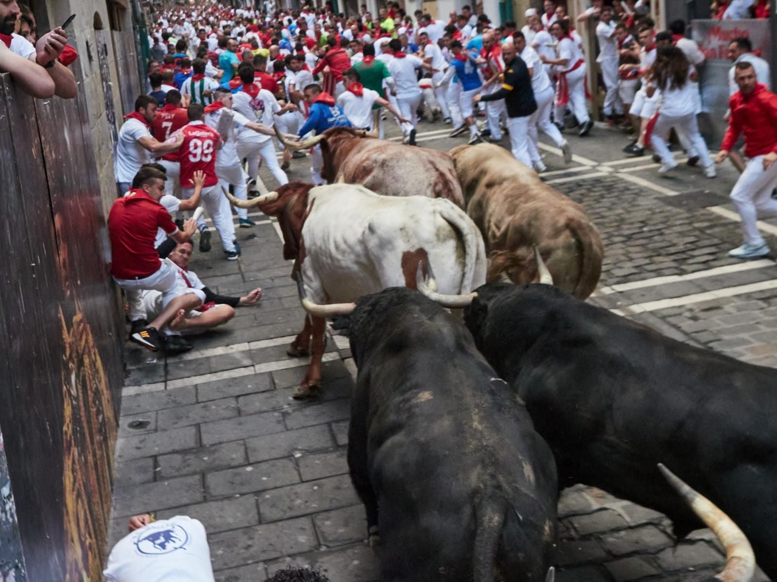 Dos corredores frente a los toros