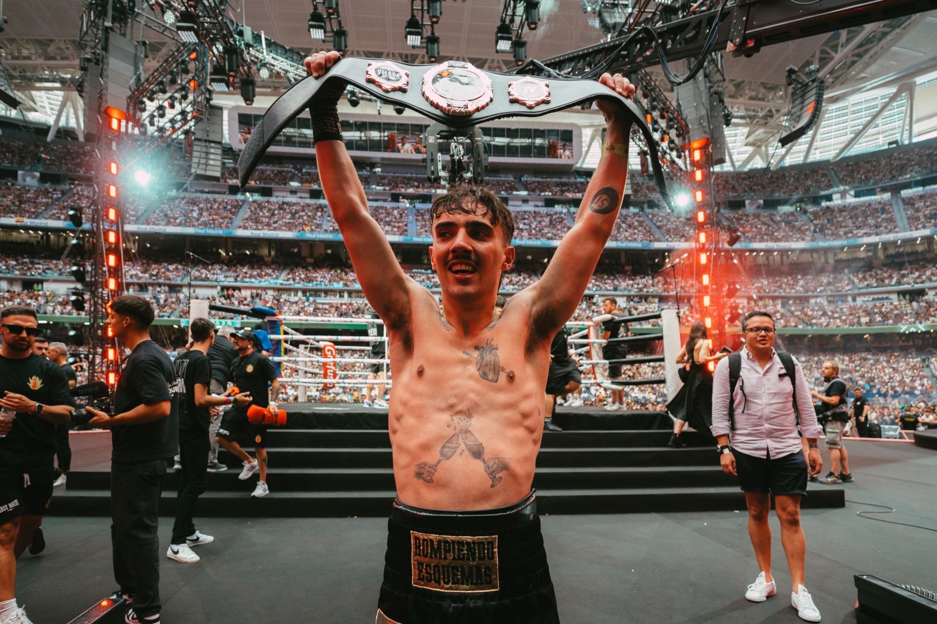 Agustin51, ganador del primer combate, celebrando su victoria