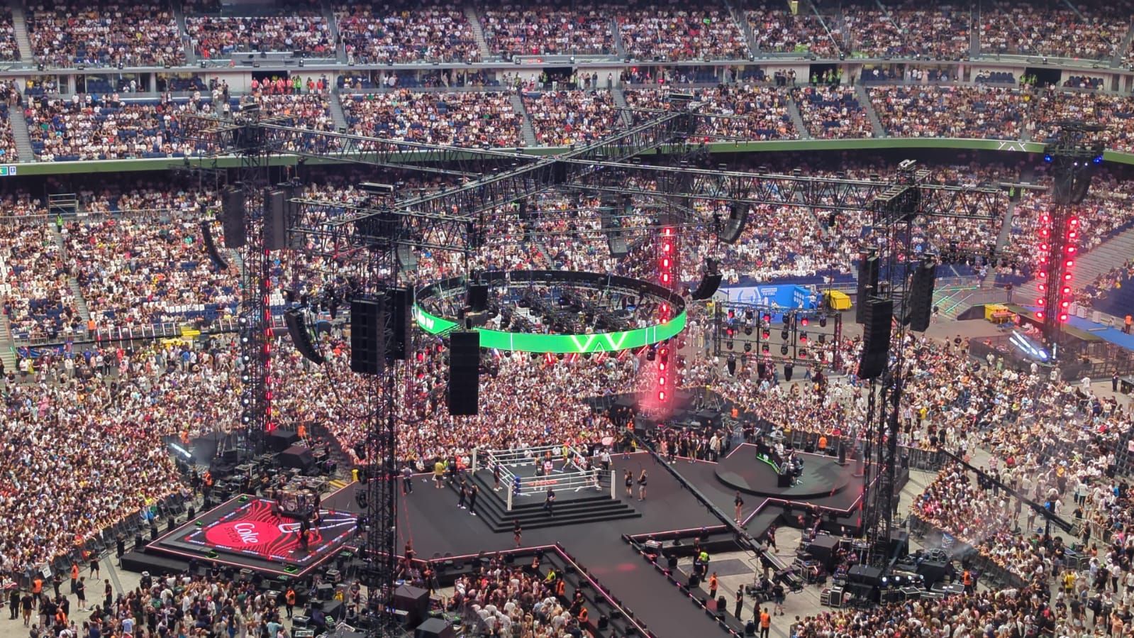 Vista desde la grada del escenario y ring de 'La Velada del año IV'