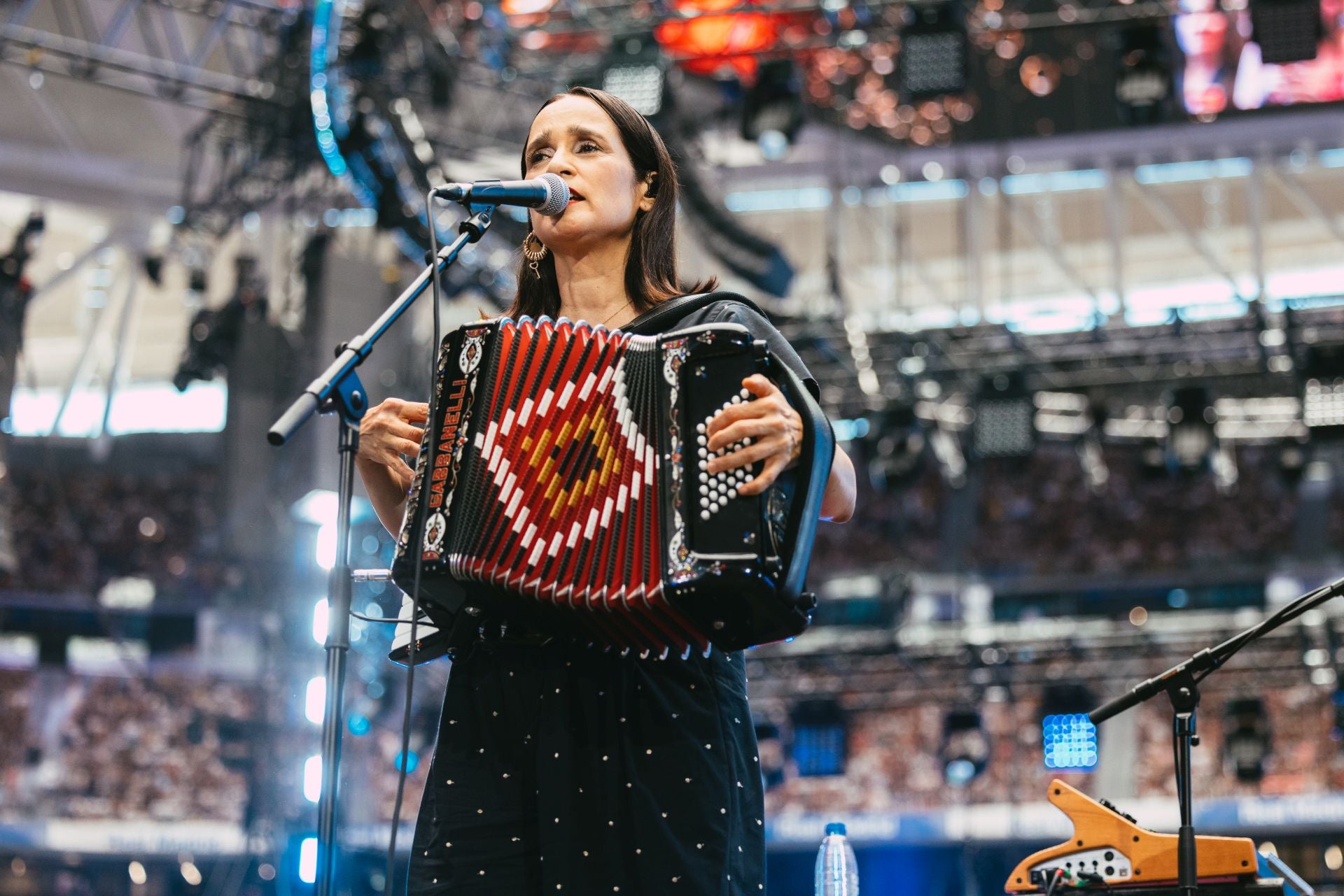 Julieta Venegas ha sido la encargada de  inaugurar las actuaciones musicales de 'La Velada del año IV'