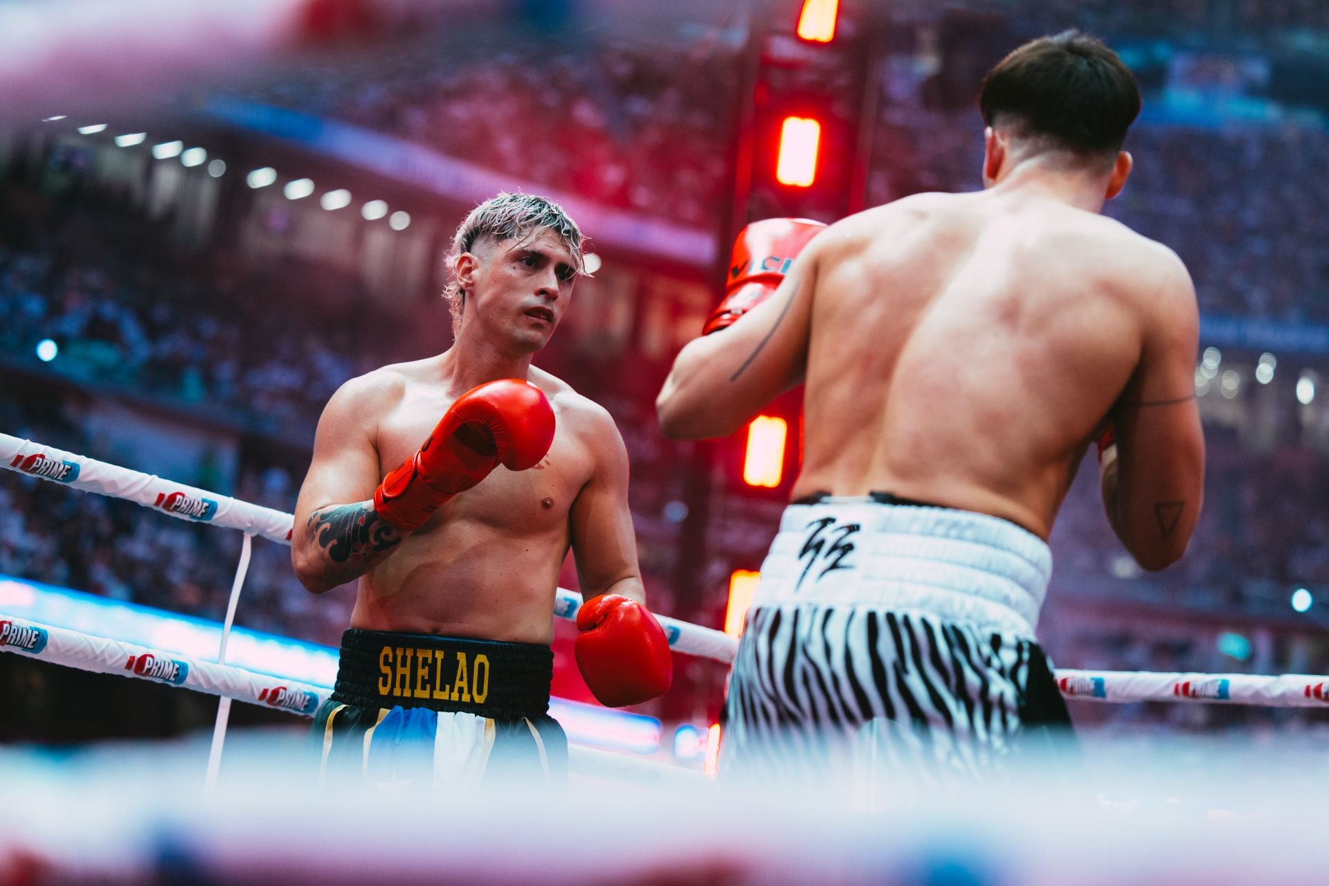 Viruzz contra Shelao, de los combates más esperados de la noche, sin máscara y siendo unos de los luchadores con más experiencia. Finalmente ganó el español.