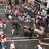 Los miuras, emoción a máxima velocidad en el último encierro de los sanfermines