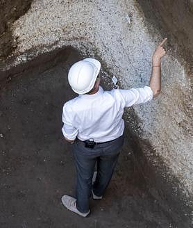 Imagen secundaria 2 - La inscripción en la tumba de Pompeya que revela quién era el fallecido (arriba) y otros detalles de las excavaciones