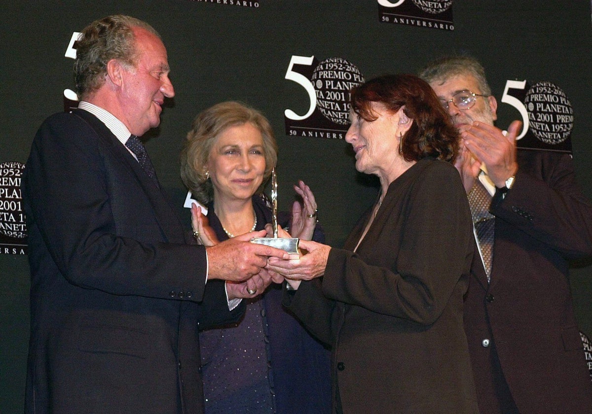 Rosa Regàs recoge el premio Planeta en 2001 de manos del rey Juan Carlos I y la reina Sofía