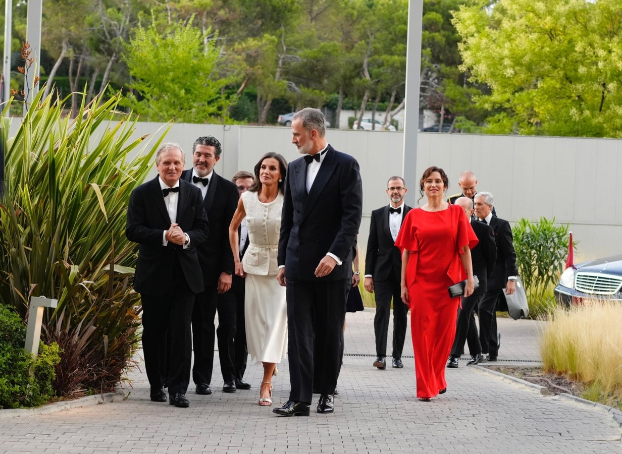 Los Reyes, acompañados por las autoridades, el presidente de Vocento y el director de ABC, se dirigen a la entrega de los Premios Cavia