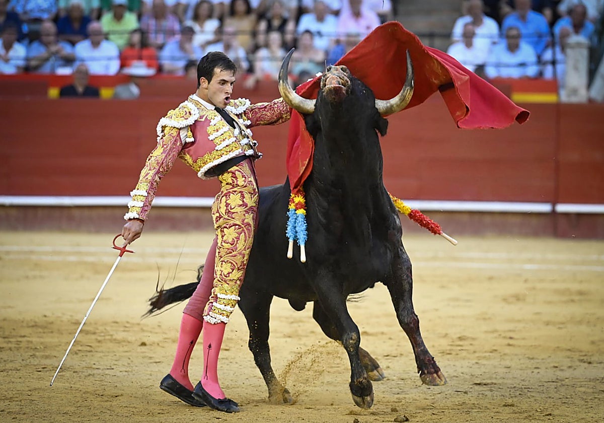 Samuel Navalón, por alto con su primer novillo