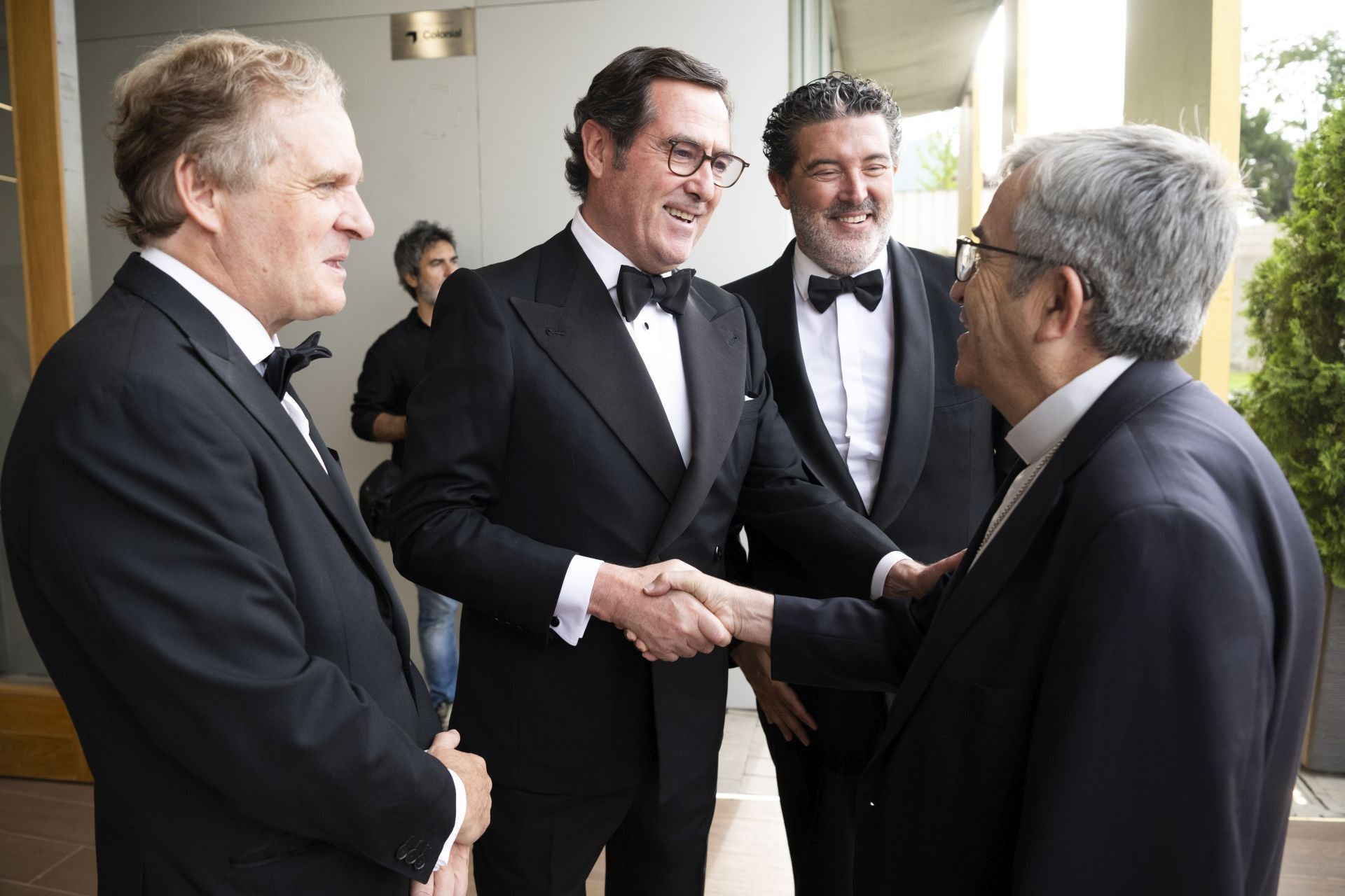 El presidente de la CEOE, Antonio Garamendi, saluda a monseñor Luis Argüello, presidente de la Conferencia Episcopal, ante Ignacio Ybarra, presidente de Vocento, y el director de ABC, Julián Quirós. 